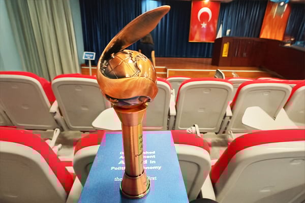 Prof-Vincent-James-Hooper-faculty-SP-Jain-Global-awarded-by-WAPE-INSIDE-IMAGE-3