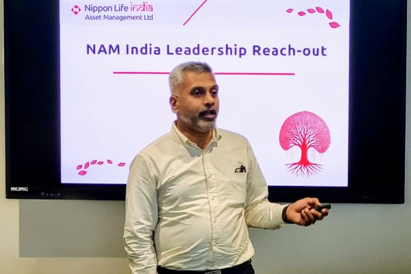 Mohit Shetty of Nippon Life India Asset Management delivers a lecture to SP Jain MFWM students